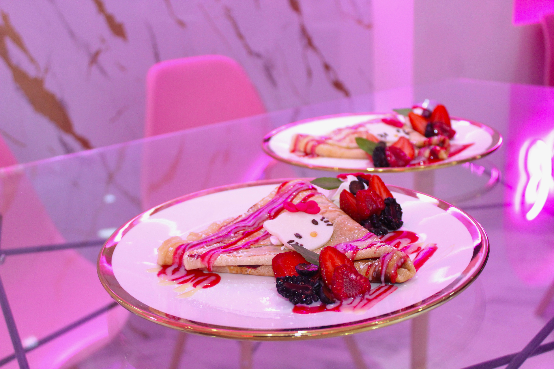 Dos crepas de frutos rojos con decoración kawaii