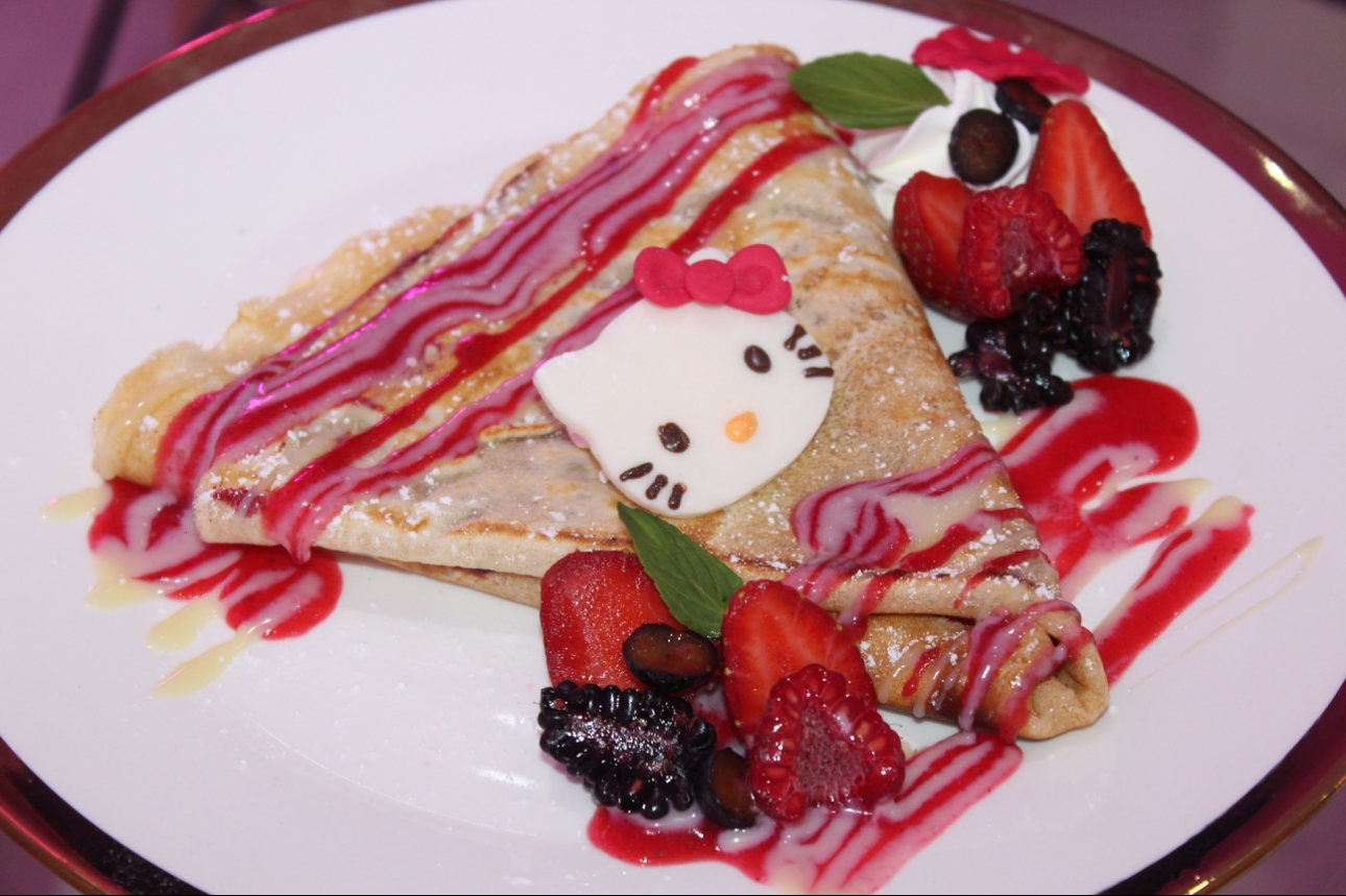 Crepa de frutos rojos con figura de Kitty en plato con filo dorado