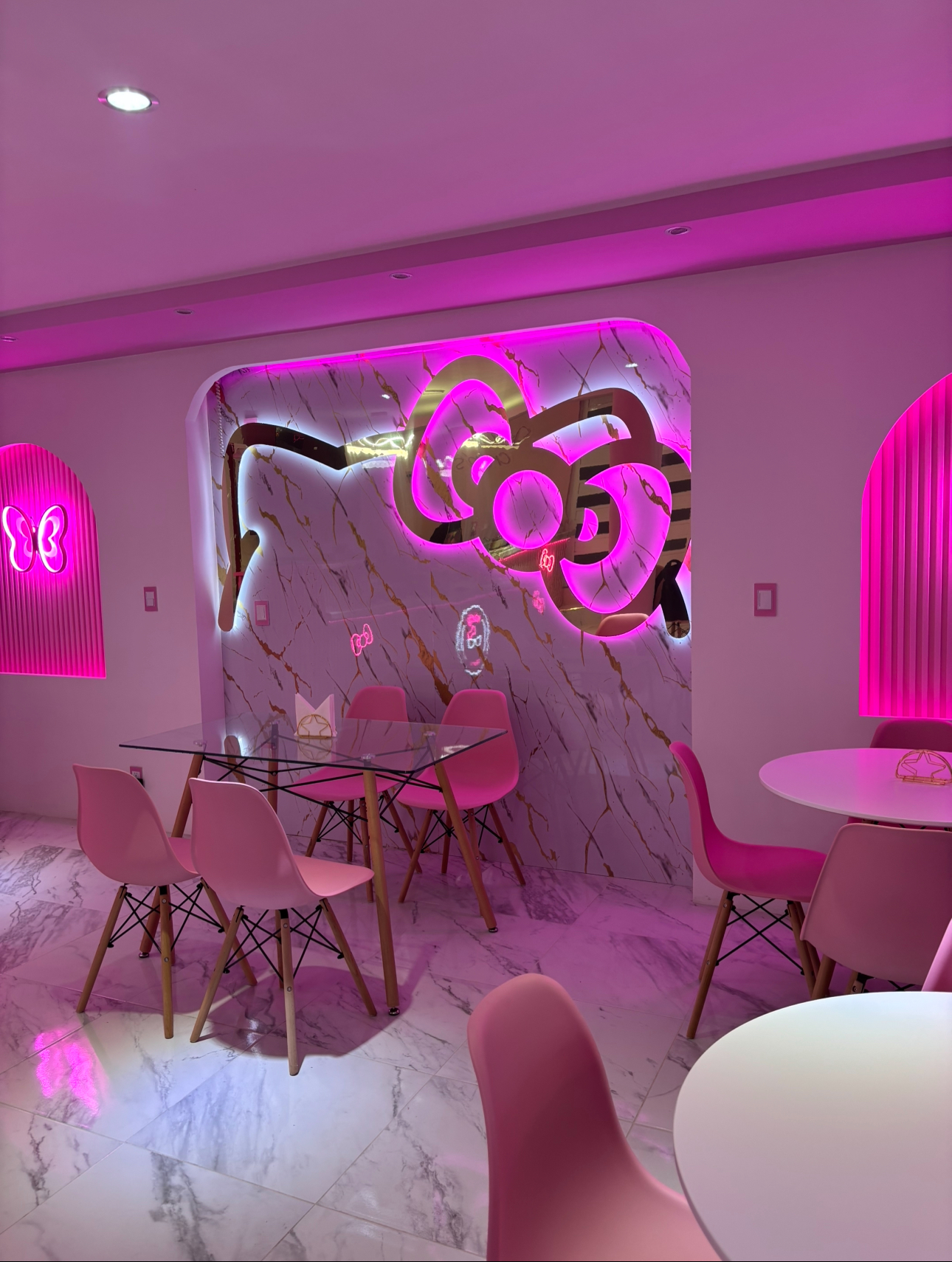 Interior rosa y kawaii de la crepería Kiutty Crep's en Apizaco