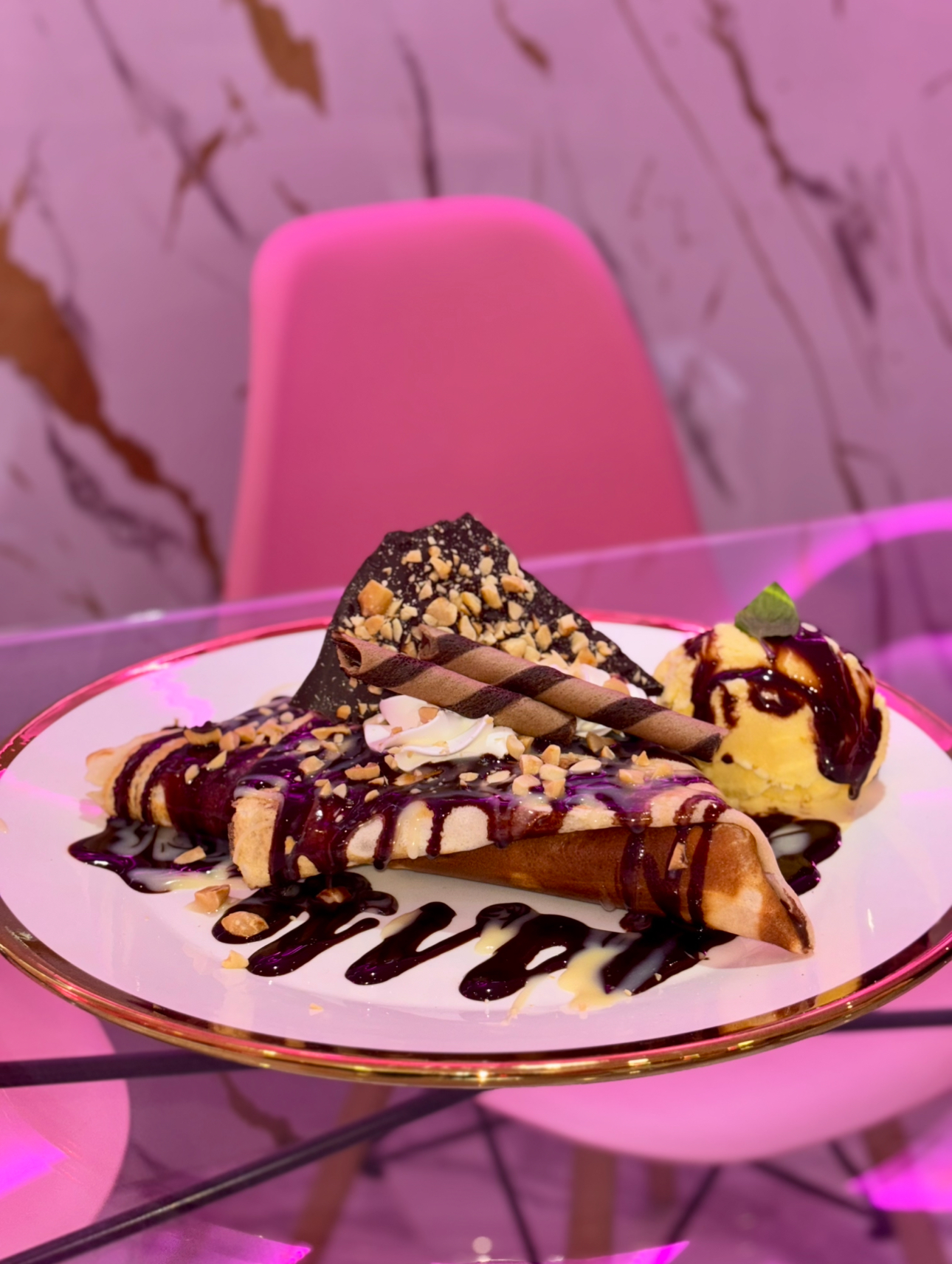 Crepa de chocolate con zarzamora, nuez y helado