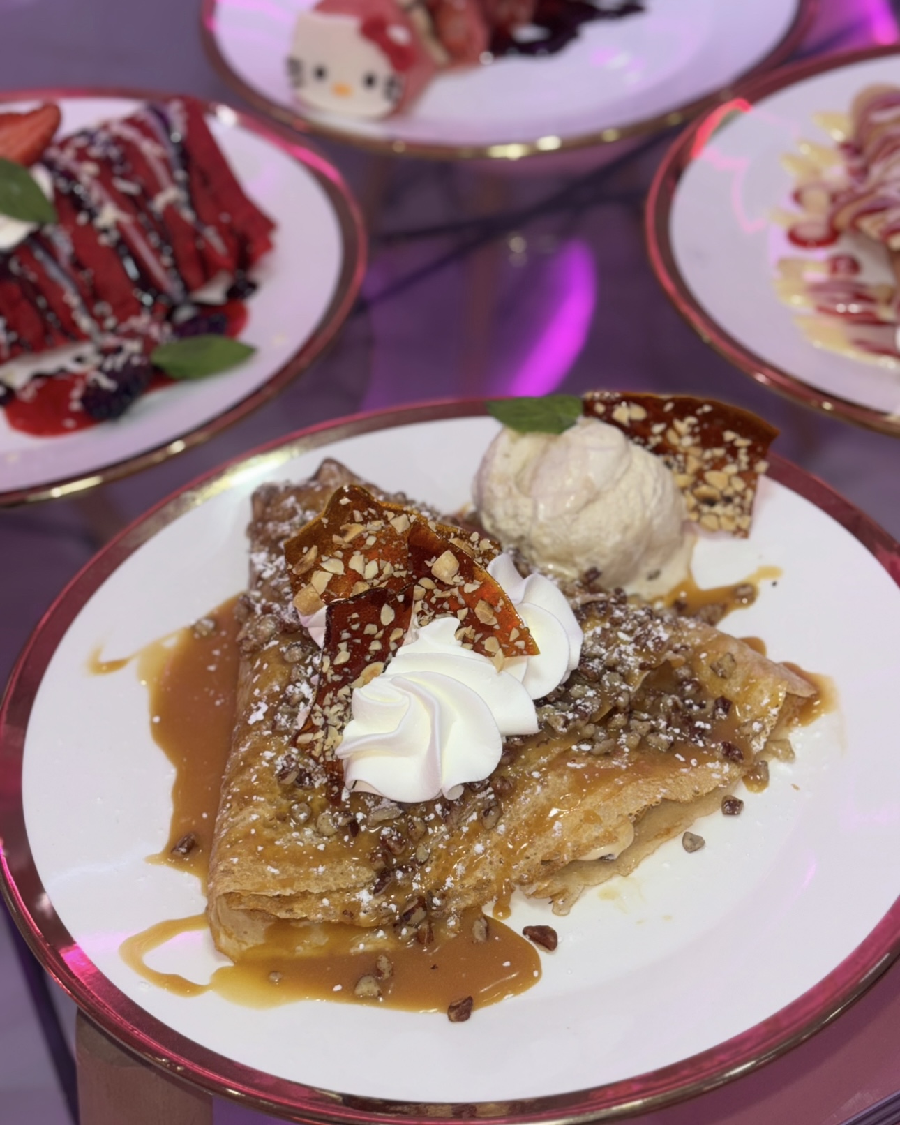 Crepa de caramelo con nuez, crocante y helado