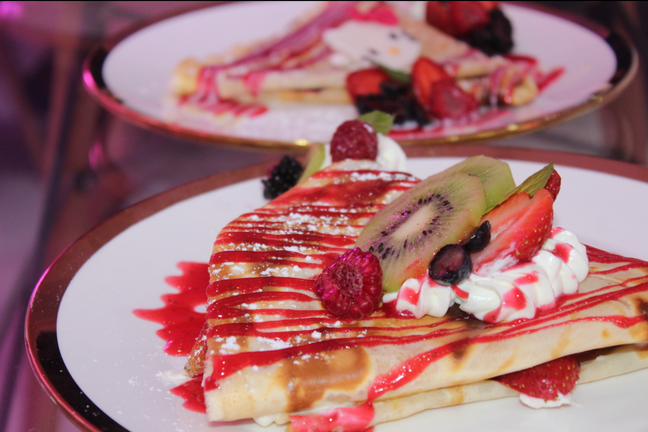 Crepa con kiwi, fresa y crema batida servida en Kiutty Crep's